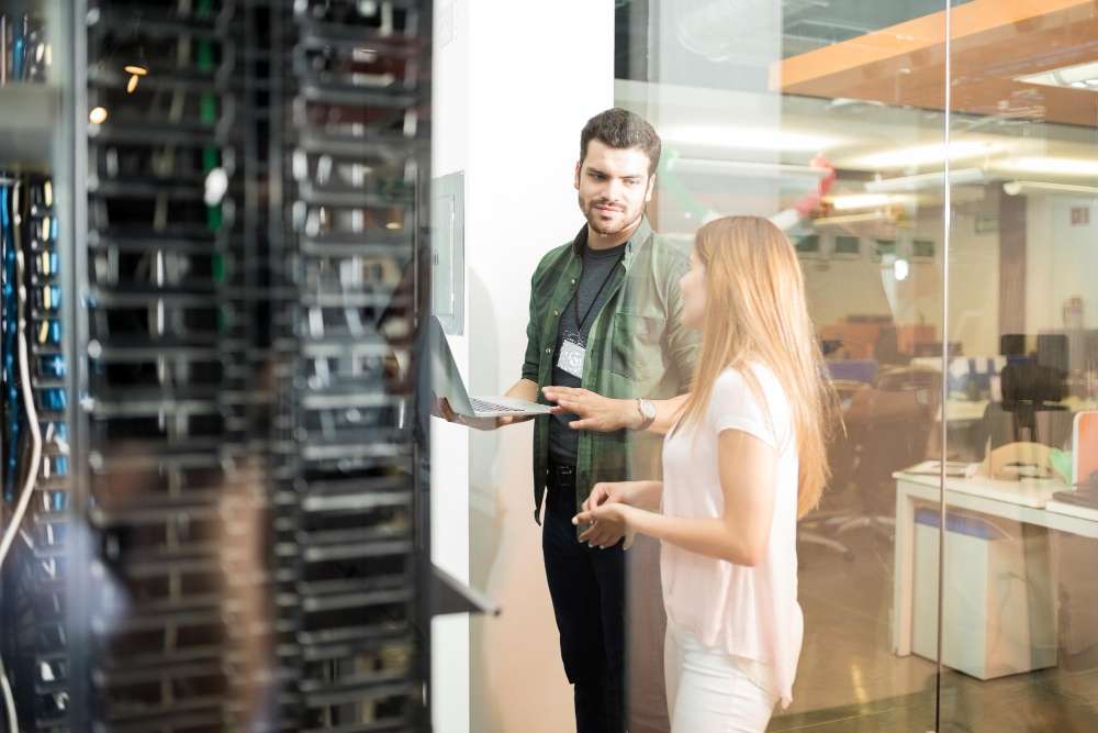 membangun data center